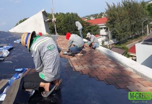 Giai đoạn lắp đặt ngói dán bitum phủ đá